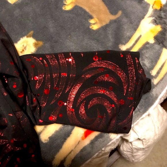 Sparkly Red Rose Pattern Ruffled Blouse - Picture 10 of 10